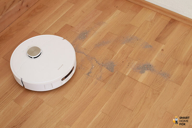 Der Dreame X40 Ultra Complete reinigt auf dem Laminat im Test Sand.